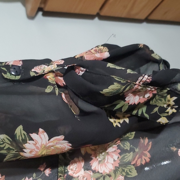 AMERICAN RAG CIE Black Floral Pintuck Split Neck Roll Tab Sleeve Blouse-EUC-Sz M - Picture 11 of 17